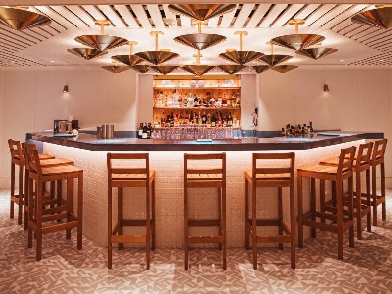 Croisière Virgin Voyages bar The Dock House